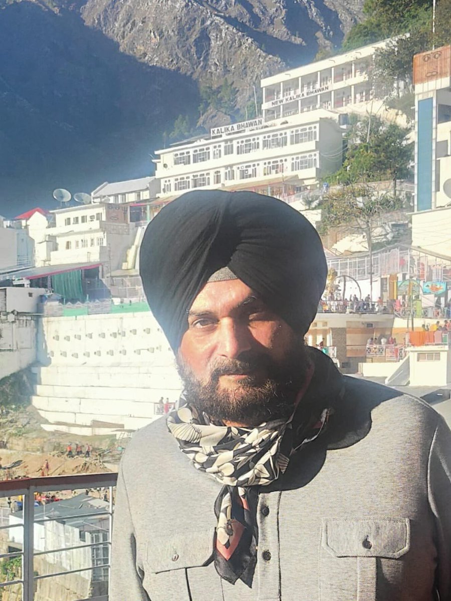 sherryontopp's tweet image. A million candles , or a hundred suns cannot light up your Birthday like the lotus feet of the divine Mother .... The world of bliss and infinite light !