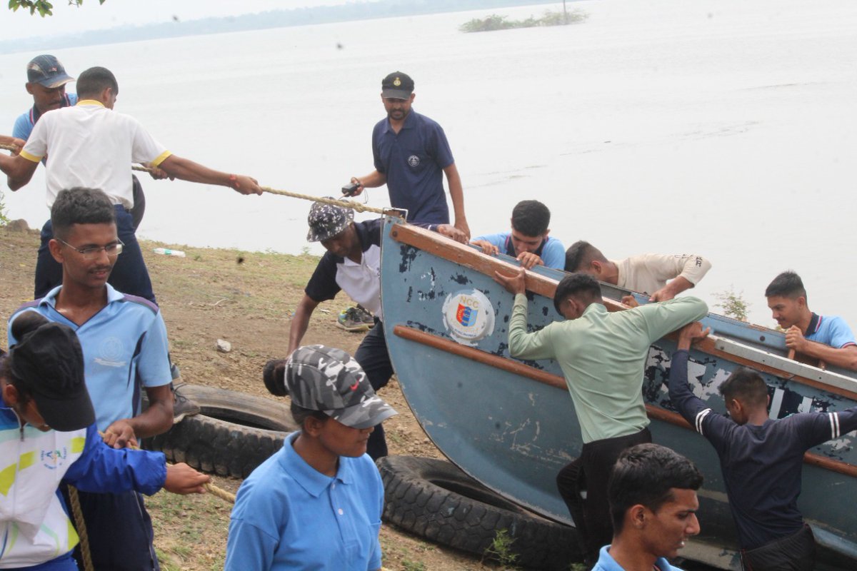 NCC_Dte_Gujarat's tweet photo. Cadets of 3 Guj Naval unit Bhavnagar, Rajkot Gp carried out practice of Boat pulling, launching and securing of boats during the CATC 
@DefencePRO_Guj
 @HQ_DG_NCC
 @Bhupendrapbjp
 @drajaykumar_ias https://t.co/JC3Ilx3Jd3