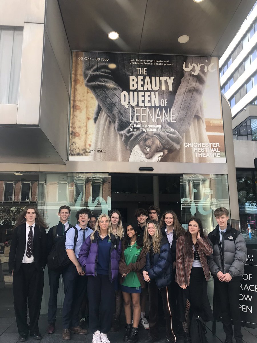 Ready for the show!@KewHouseSixth <a href="/LyricHammer/">Lyric Hammersmith Theatre</a> #TheatreIsBack