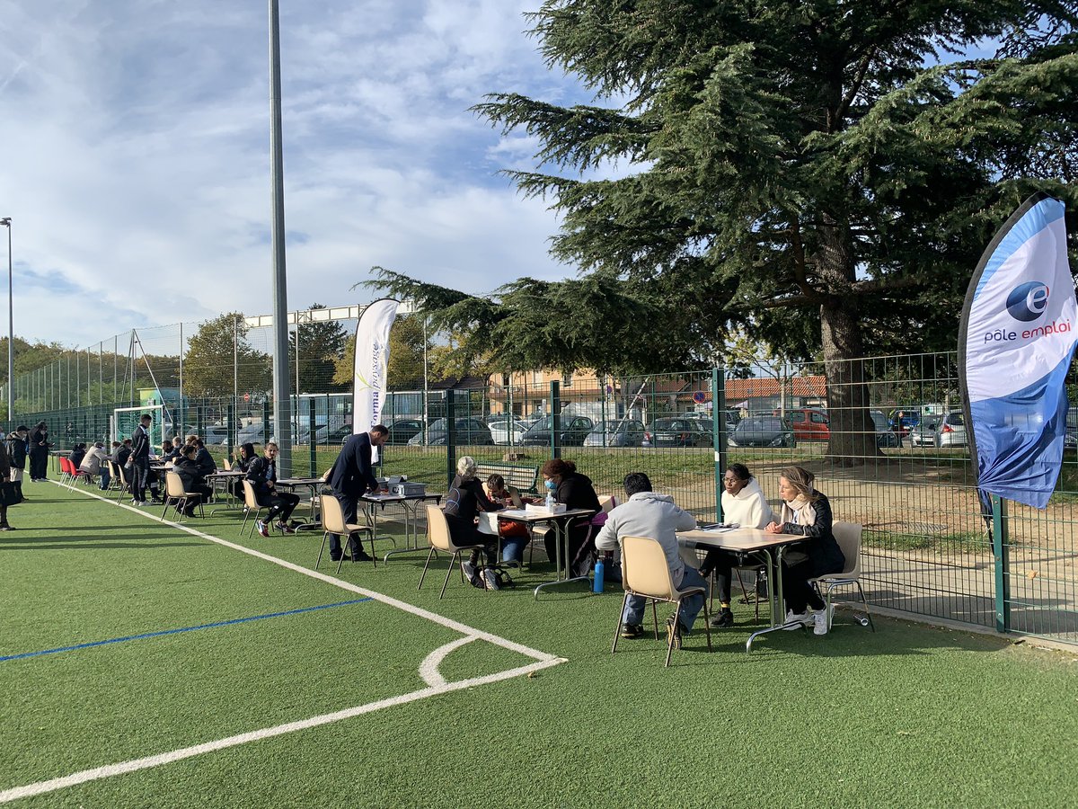 TOUBEAUfred's tweet photo. 📍Rencontre avec les équipes #poleemploi de @vaulxenvelin69 Utiliser le #sport ⚽️ 🤝pour casser les codes du #recrutement traditionnel #AvecPôleEmploi. Candidats et recruteurs en  #JobDating 
Merci au club de foot de Vaulx-en-velin pour son implication. https://t.co/nbu5hgl3GP