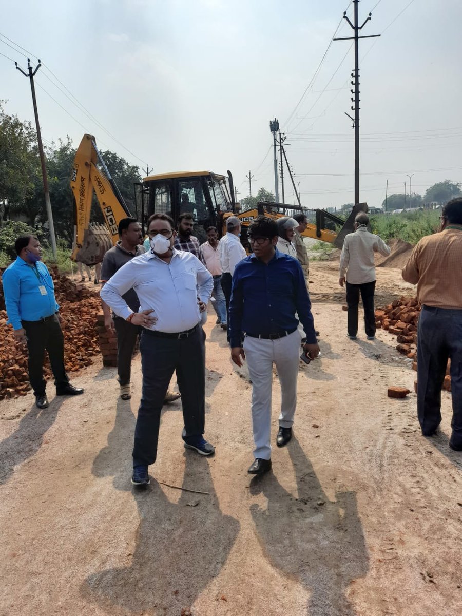 LkoDevAuthority's tweet photo. लखनऊ विकास प्राधिकरण के उपाध्यक्ष श्री अक्षय त्रिपाठी जी के निर्देश पर आज बसंत कुंज योजना में अतिक्रमण विरोधी अभियान चलाया गया। 
सेक्टर-ए और बी में स्थित व्यावसायिक भूखंडों से कच्चे-पक्के निर्माण को ढहाया गया। 
खाली कराई गई जमीन का बाजार मूल्य 127 करोड़ रुपये है।

#LDA https://t.co/qGX2Sfg3cz
