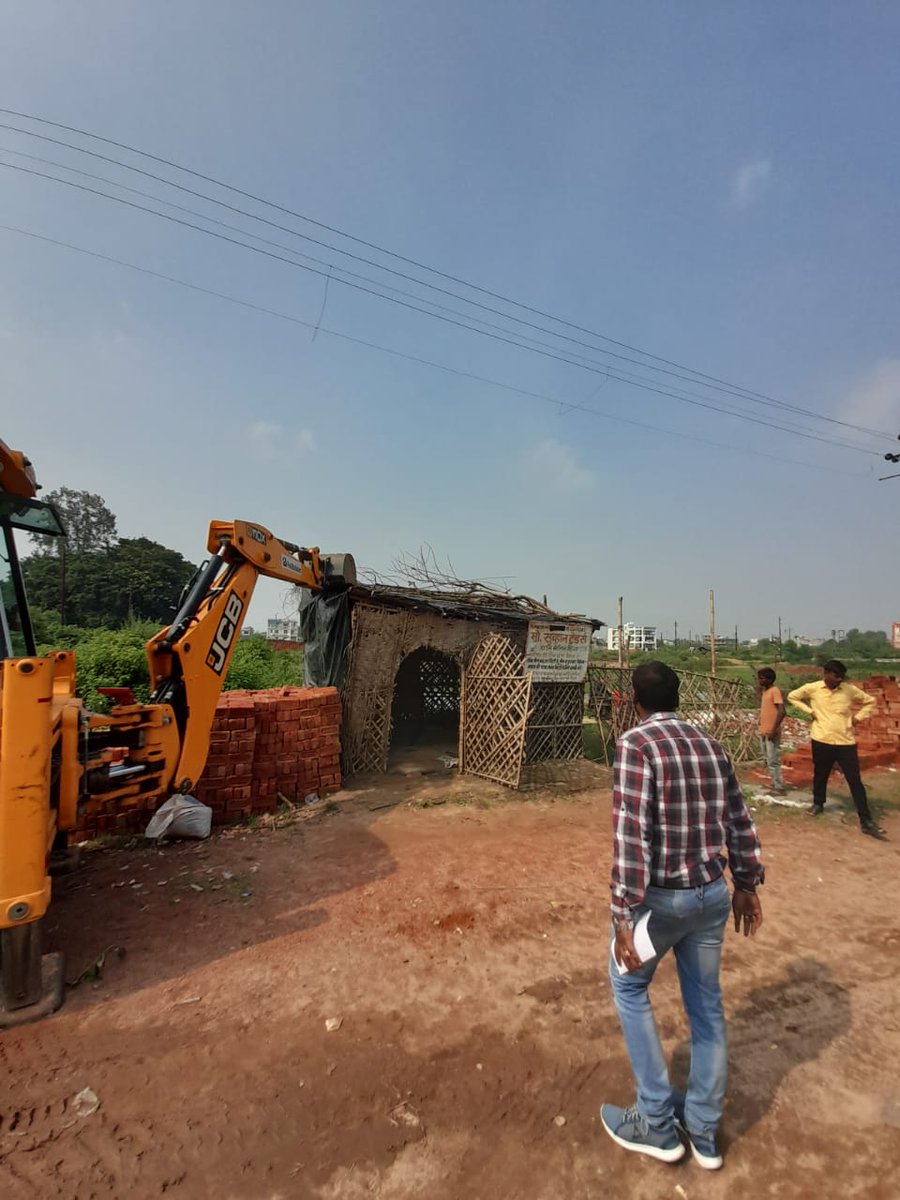 LkoDevAuthority's tweet photo. लखनऊ विकास प्राधिकरण के उपाध्यक्ष श्री अक्षय त्रिपाठी जी के निर्देश पर आज बसंत कुंज योजना में अतिक्रमण विरोधी अभियान चलाया गया। 
सेक्टर-ए और बी में स्थित व्यावसायिक भूखंडों से कच्चे-पक्के निर्माण को ढहाया गया। 
खाली कराई गई जमीन का बाजार मूल्य 127 करोड़ रुपये है।

#LDA https://t.co/qGX2Sfg3cz