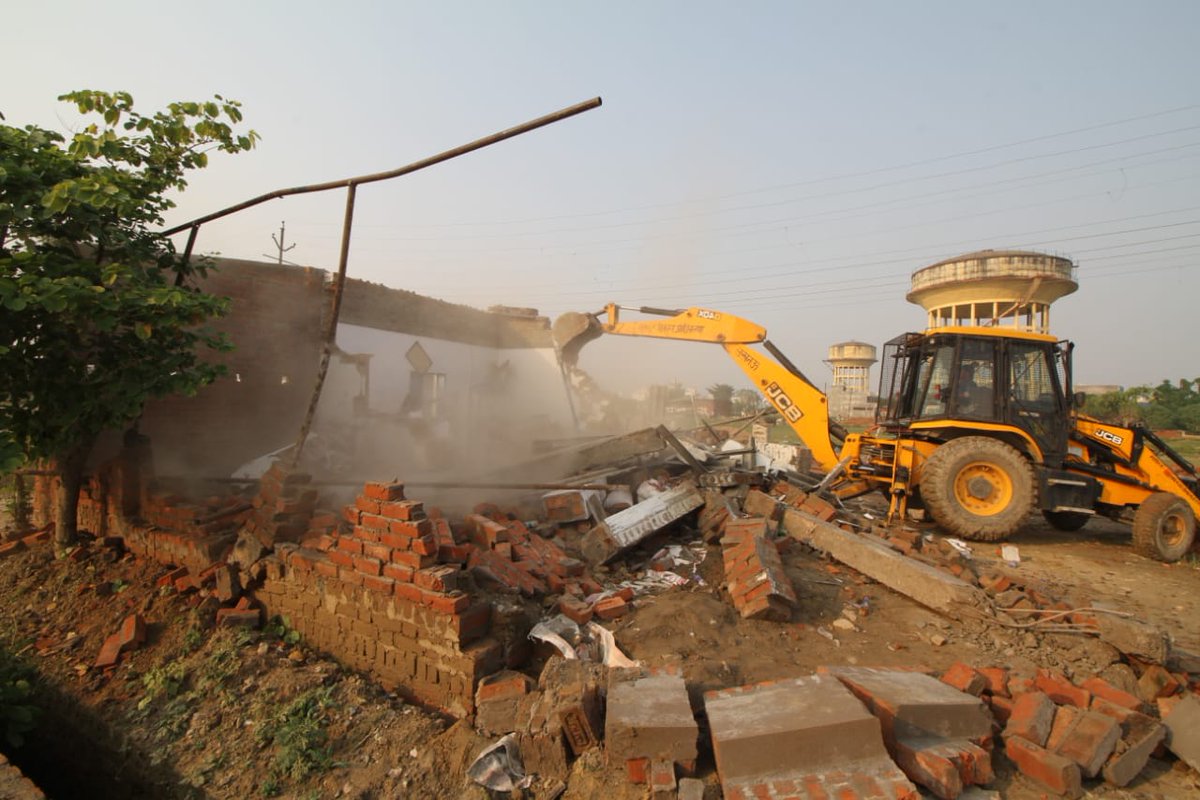 LkoDevAuthority's tweet photo. लखनऊ विकास प्राधिकरण के उपाध्यक्ष श्री अक्षय त्रिपाठी जी के निर्देश पर आज बसंत कुंज योजना में अतिक्रमण विरोधी अभियान चलाया गया। 
सेक्टर-ए और बी में स्थित व्यावसायिक भूखंडों से कच्चे-पक्के निर्माण को ढहाया गया। 
खाली कराई गई जमीन का बाजार मूल्य 127 करोड़ रुपये है।

#LDA https://t.co/qGX2Sfg3cz