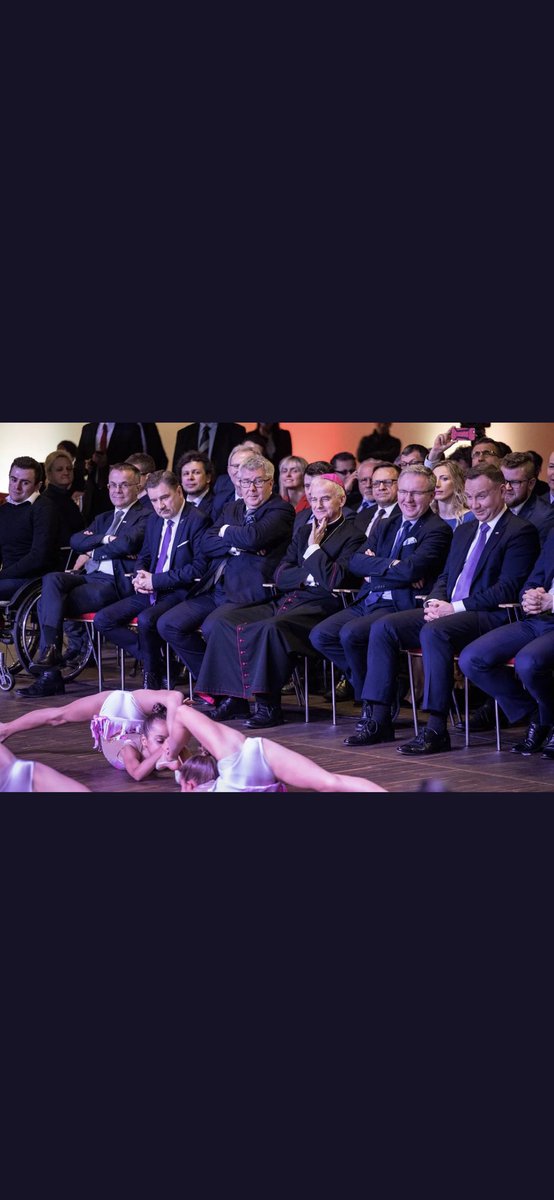 donaldtusk's tweet photo. Czy to ci panowie stoją za nakazem noszenia długich spodni i zakrywania ramion przez uczennice polskich szkół? https://t.co/vIDmxKk0YU