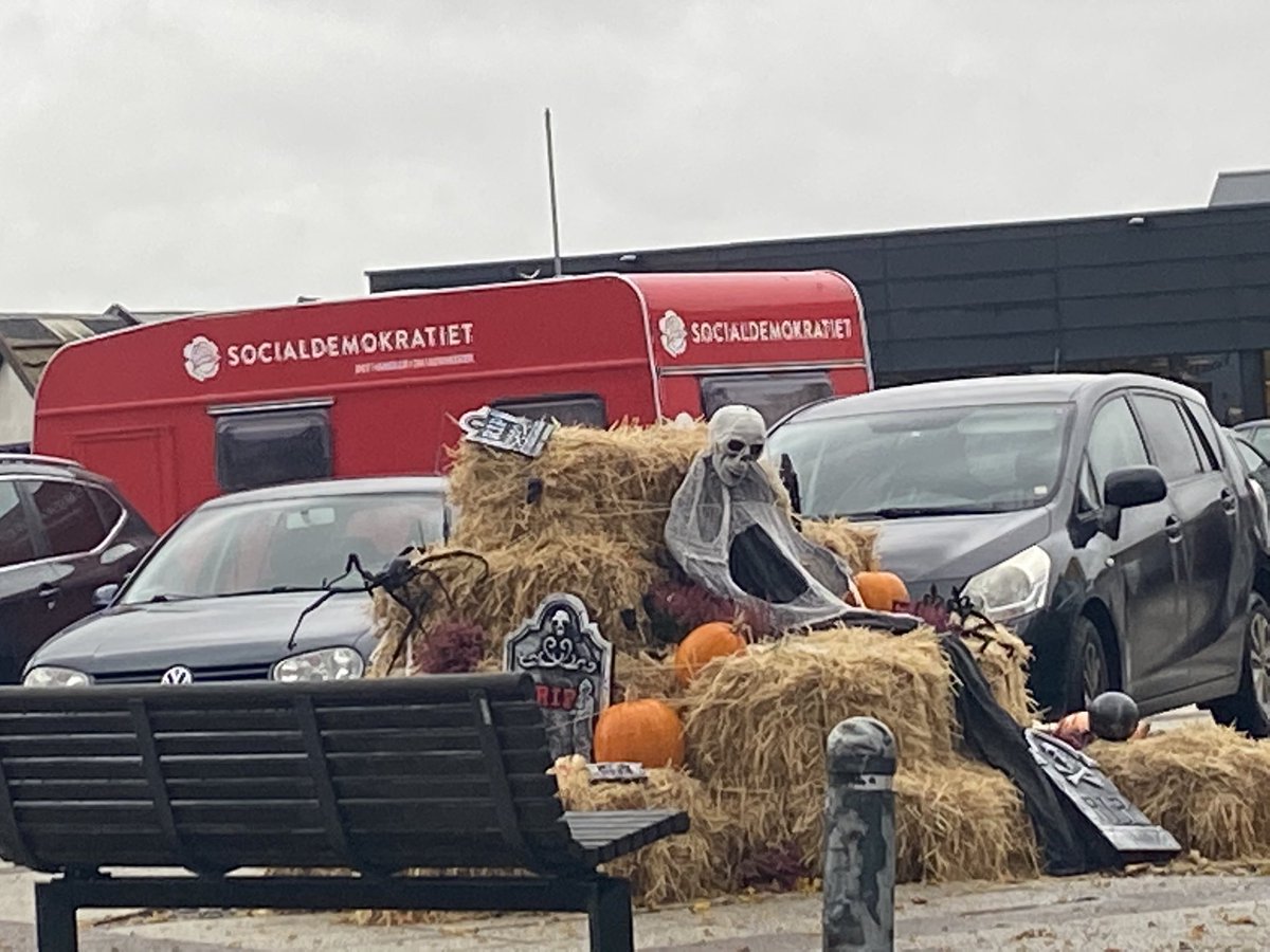 Hans_Kr_Skibby's tweet photo. SKRÆK & RÆDSEL …. Ser lige at Socialdemokraterne og min byrådskollega Hanne Grangaard er ankommet til Tørring Torv …. Det er f…… uhyggeligt 😜 #kv21 #hedensted #tørring #kvdf21 #juelsminde https://t.co/DkzHfonyCu
