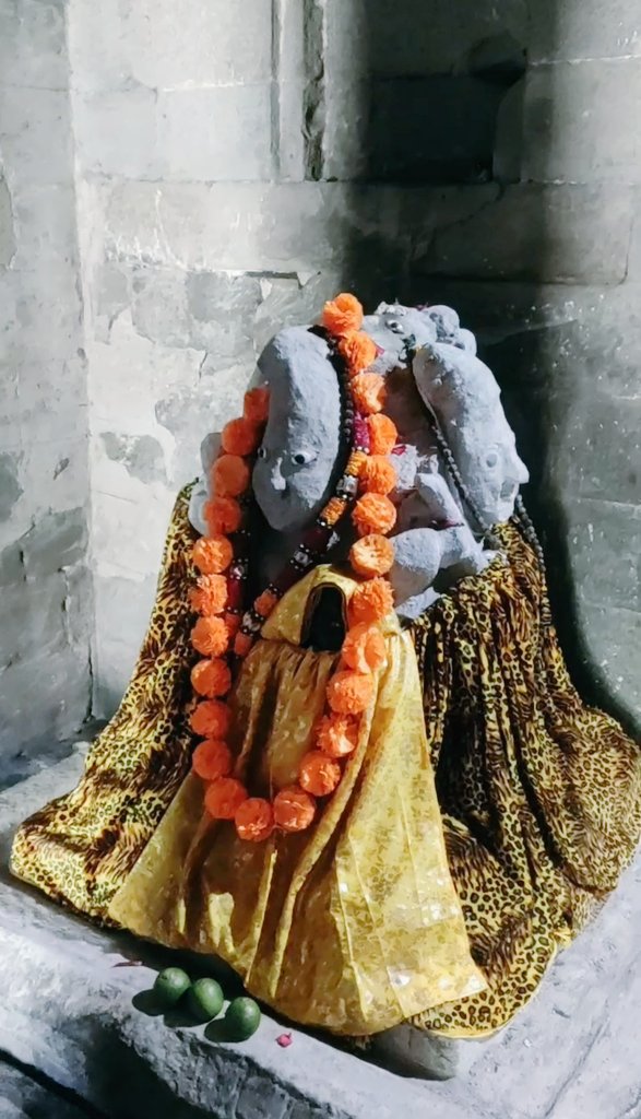 parmar_shradha's tweet photo. कुछ अलग ही शान्ति का एहसास होता है इस मंदिर में।
#पंचवक्त्र #मंदिर #Temple #oldtemples #indianheritage #chotikashimandi #Himachal #shivtemple https://t.co/rJZT5RruE6