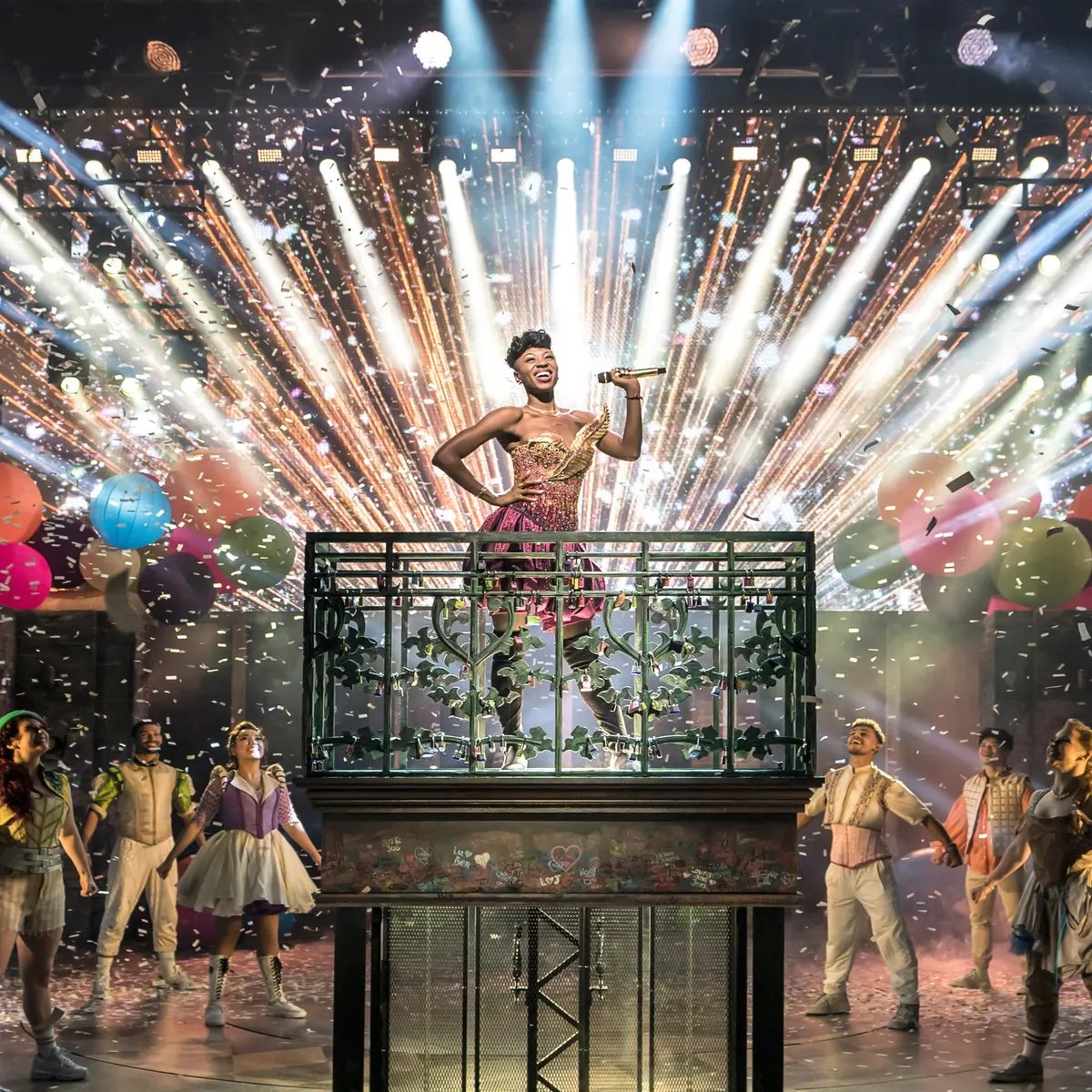 EA_expressive's tweet image. What a way to end Day one of our London Experience! The phenomenally talented cast of @julietmusical were amazing in what is easily the best new show in town! Massive standing (and singing) ovation. Your gonna hear us roar! @elizabethanac