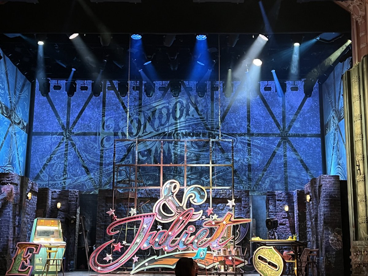 EA_expressive's tweet image. What a way to end Day one of our London Experience! The phenomenally talented cast of @julietmusical were amazing in what is easily the best new show in town! Massive standing (and singing) ovation. Your gonna hear us roar! @elizabethanac