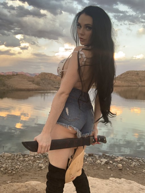 All my porn videos are 50% off this week! Purchase them through https://t.co/yLQA1GAYWA 🖤🗡 https://t