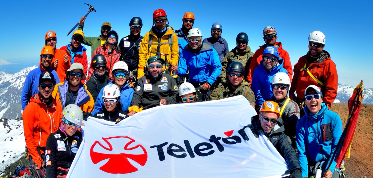 🏔️ Junto al ex usuario #Teletón, Gabriel Roa, que conquistó la cima del Antuco caminando luego de haber llegado hace 10 años en silla de ruedas, y al equipo del <a href="/ProyectoPanzer/">Proyecto Panzer</a> les deseamos un ¡#FelizMiercoles!

#Teletón se vive este 3 y 4 de diciembre ¡y #TodosLosDías! 🦾❤️