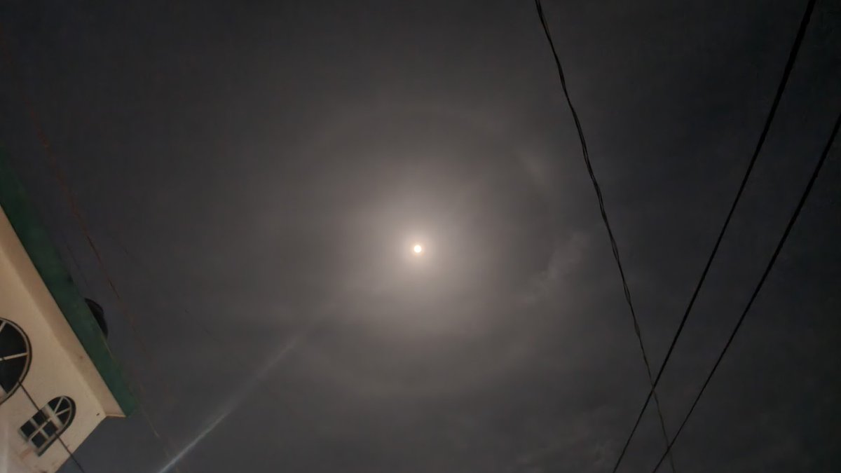NdECozumel's tweet photo. Y tu viste el halo lunar que apareció ayer en nuestra isla? https://t.co/vnyXL6c3YV