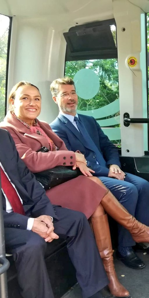 claude_riboulet's tweet photo. 🚌Nouvel essai de la #navette autonome sur la voie verte #Montluçon-Néris, en présence d'Anne Saint Julien, Conseillère départementale déléguée aux affaires universitaires. Beau partenariat entre le @Allierdpt
&amp; @lapscolab @InstitutPascal @UCAuvergne @IMobS3 @i_site_clermont https://t.co/orfnDHiTHQ