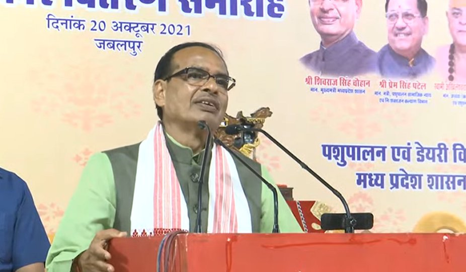 BJP4MP's tweet image. आचार्य विद्यासागर जी महाराज जी ज्ञान, स्नेह, करुणा का सागर हैं। उनका सम्पूर्ण जीवन मानवता के कल्याण के लिए समर्पित है।: मुख्यमंत्री श्री @ChouhanShivraj