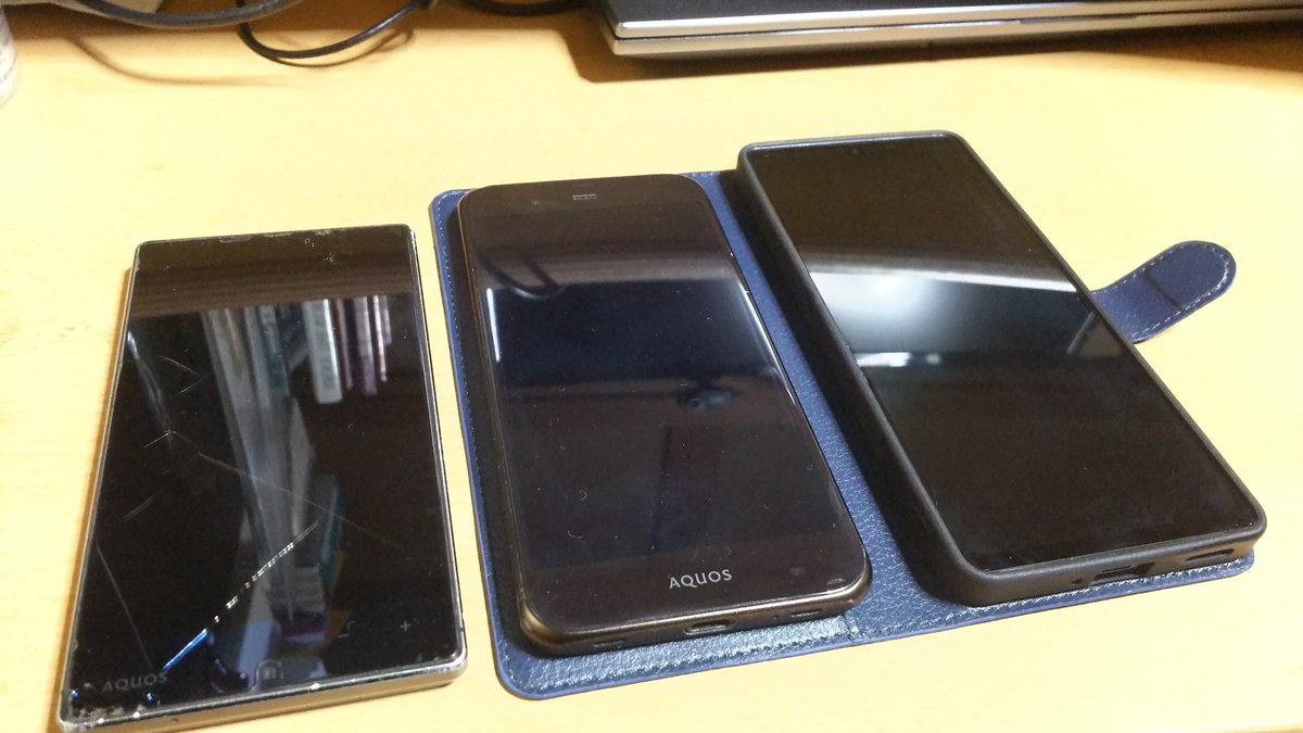 takechang_10r's tweet photo. 歴代AQUOSを並べてみた。
少しずつ育っていますな。☺️

#SHARP
#AQUOS
#304SH
#506SH
#Zero6 https://t.co/JH6pCtZ5uy