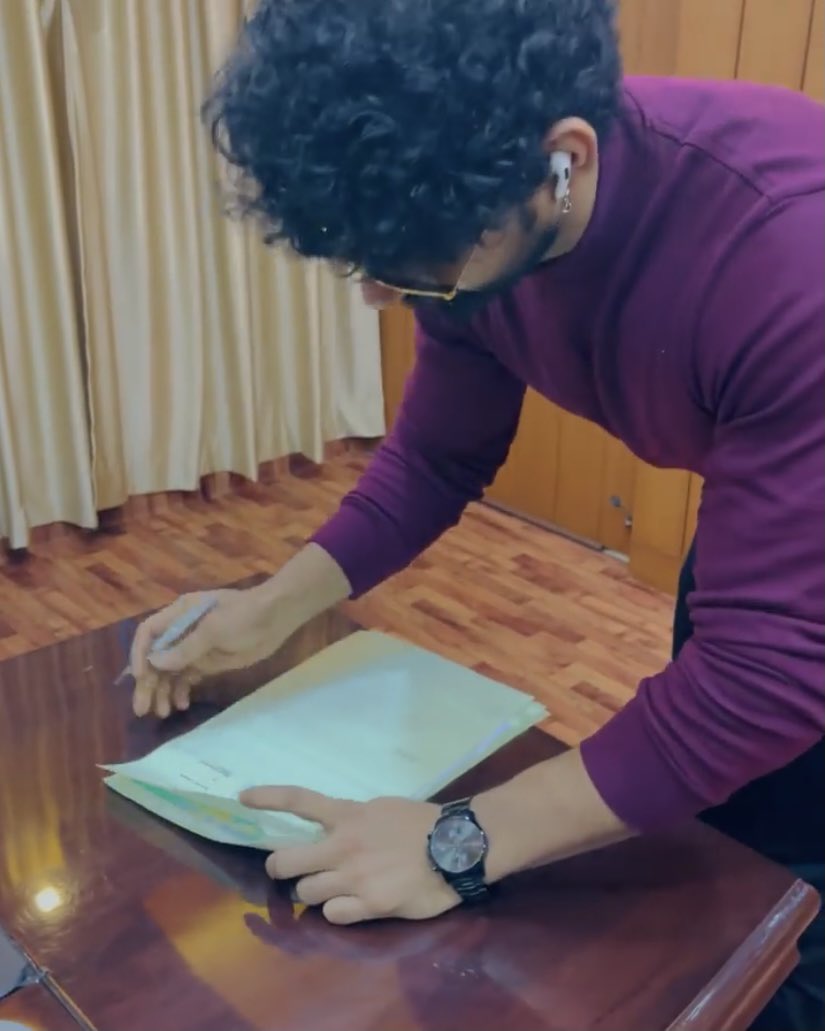 .@OfficialBalaji Latest Insta Post.💜

Signed My First movie as lead 
Expect the unexpected 🙏🏼
Thanks to @LIBRAProduc and MR. #RavinderChandrasekhar 
Need all your support and blessings as always fam 🙏🏼 

📎 instagram.com/p/CVQBoYZPq5m/…

#BalajiMurugaDoss