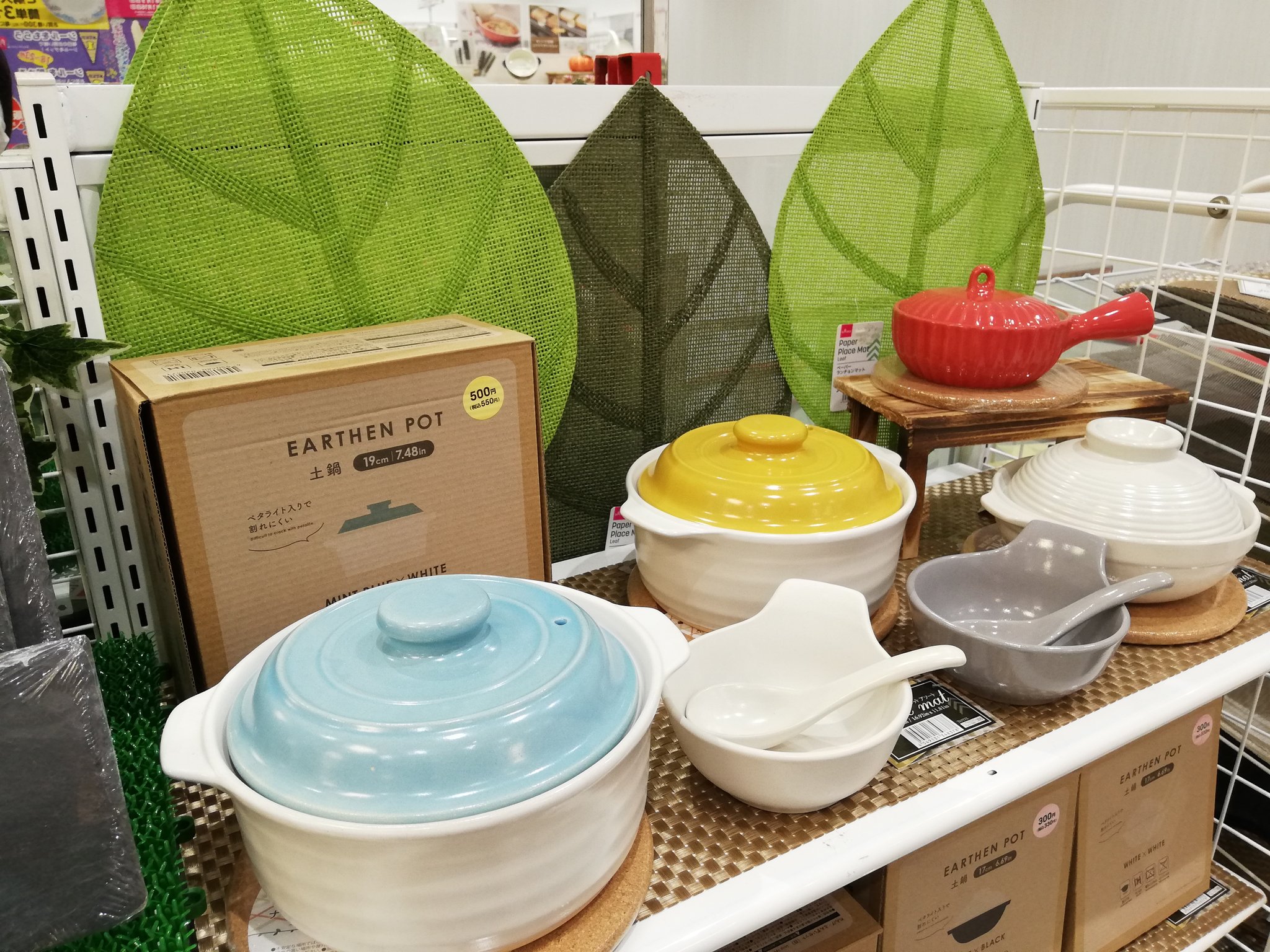 心斎橋筋北商店街 ダイソー に土鍋が並ぶ時期がやってきました 昨日入荷したばかりの土鍋 19cmで 底が四角い お野菜めっちゃ入れられる マスタードとミントブルー どちらも可愛かったので両方 即購入 笑 ダイソー 土鍋 心斎橋筋北商店街