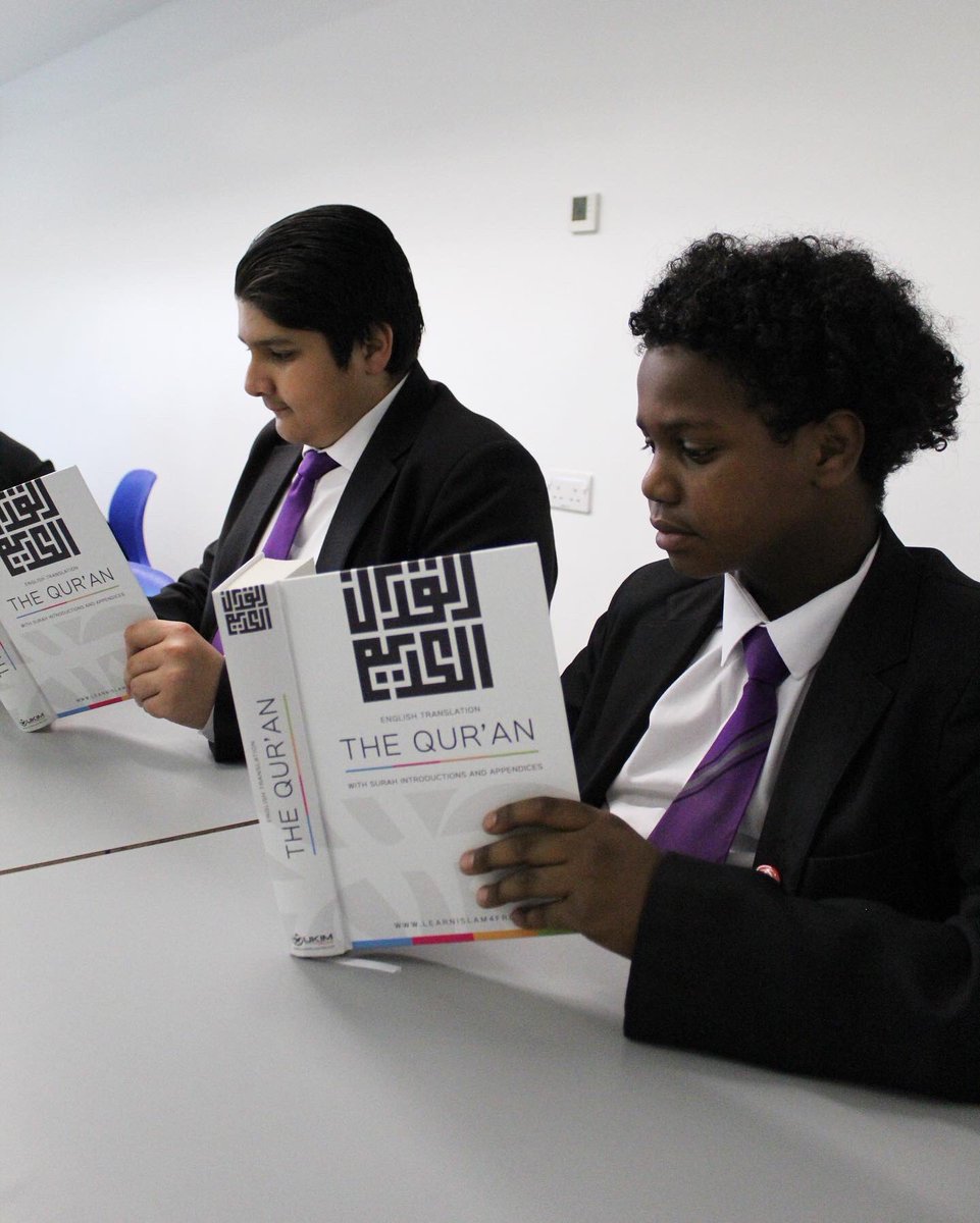 StratfordSch's tweet photo. #SSARE 🙏🏻
The #RE department have received not one, but two generous donations of religious texts. The texts will be used by our KS4 students as part of their GCSE study of Islam and Christianity.
✨ Qua’rans - Thanks to @MasjidIbrahimUK
✨Bibles - Thanks to @_GoodNewsUK https://t.co/tOviyW4CGD