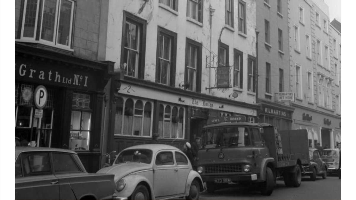 BaileyBarDublin's tweet photo. Have you seen this photo of the Bailey from 1963? Courtesy of the Dublin City Library archives 📚 what an incredible snippet of history 📜 #BaileyBar #BaileyBarDublin #BaileyCafe #BaileyDublin #DublinCafe #DublinBar #DublinCityLibrary #DublinLibrary #Archives #History #OldPhotos https://t.co/9ZcAIvRlIE