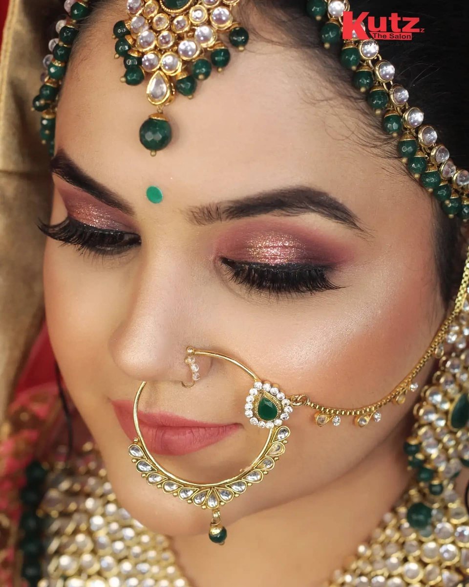 Soft glam look 

#softmakeup #makeup #makeupartist #naturalmakeup #flawlessmakeup #kutzzthesalonandacademy #mua #makeupwedding #weddingmakeup #makeupparty #bridalmakeup #durg #makeuptutorial #makeuplover #hairdo #makeupprewedding #makeupaddict #bhilai #makeupgraduation