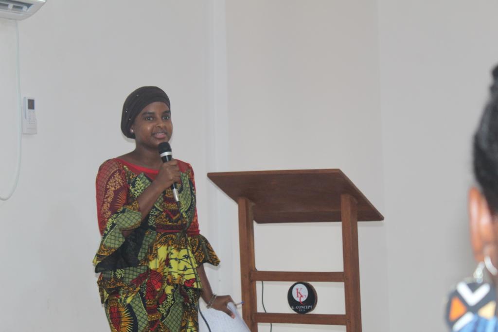 foire_l's tweet photo. Madame Rabyatou Diallo, notre modératrice du jour, elle a cette force de créer un idéal commun entre les panélistes et leur auditoire.
Merci à vous madame. 

#FIEG_2022
#femmes_ecriture
#Kconcept https://t.co/TTyZ5xZYT5