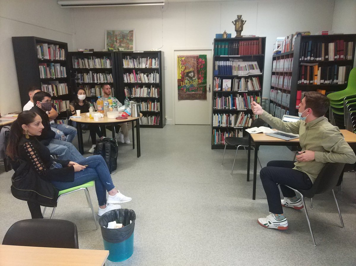 Rafumab's tweet photo. Il y a un an, @LaVoixdesRroms  réunissait les jeunes éducateurs pairs du projet #PECAO (Éducation entre pairs contre l'#antitsiganisme en ligne) avec leur tuteur (aka moi-même) à la @MediathequeM  pour baliser une mission ô combien essentielle ⤵️⤵️ https://t.co/D3VycpCxW6