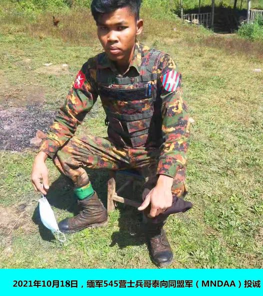 A soldier defected to MNDAA in Mongkoe recently. He is believed to be a sniper and a personal bodyguard of battalion cmder. Such defections are becoming more common in recent days. He is currently under custody of MNDAA. 1/
#WhatsHappeningInMyanmar