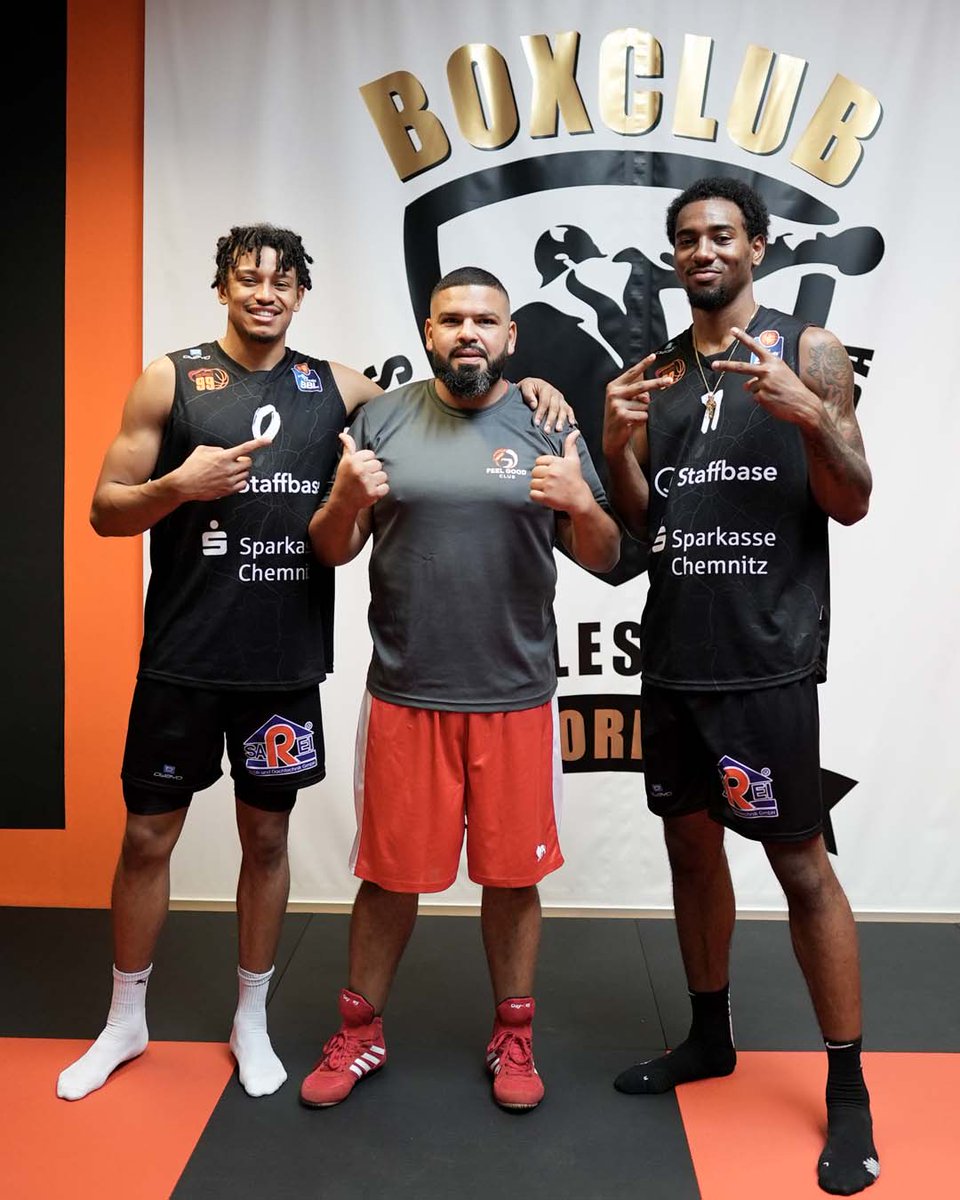Die ersten Takes für den aktuellen #feelgoodclub Spot in Kooperation mit den <a href="/ninerschemnitz/">NINERS Chemnitz</a> sind im Kasten und wir schicken High Fives für den kreativen Output an #nelsonweidemann, #isiahamike, Box Coach Ahmed sowie #jonasrichter &amp; #malteziegenhagen. 

#sazinc #contentcreator