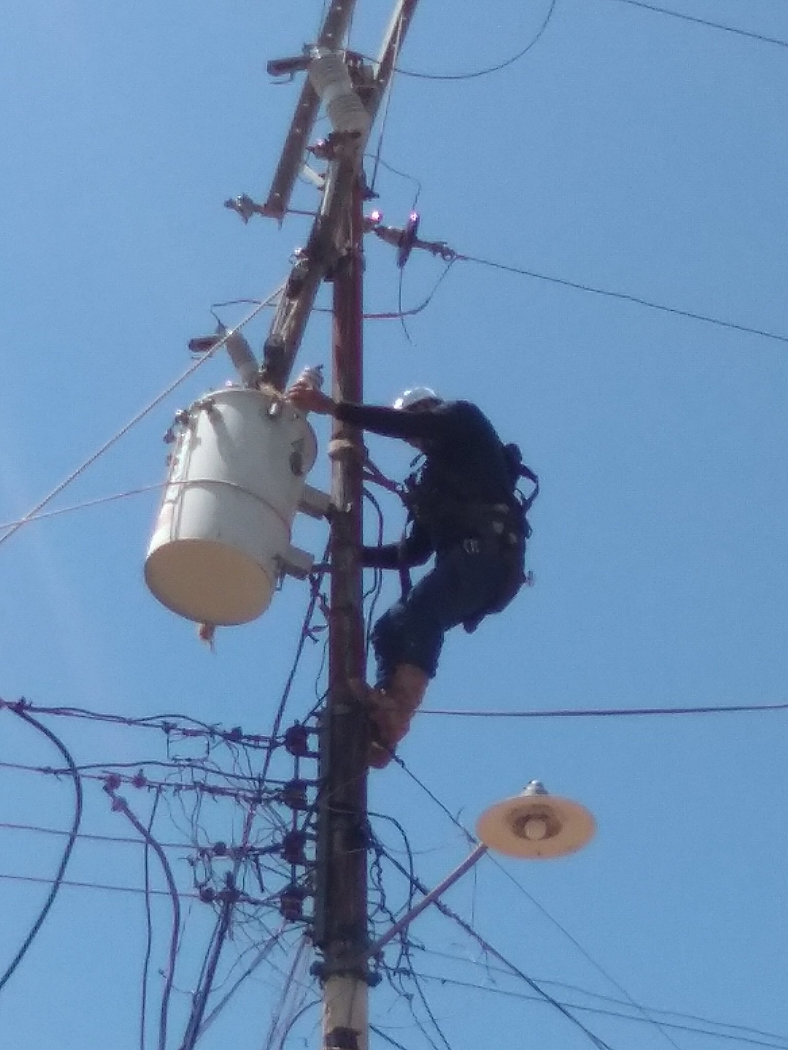 Alcaldia De Rondon Alcaldia De Rondon Restituye Transformador En La Calle Los Cocos Comunidad Chaparrogacho Puebloqueproduceyvence T Co Dde9qycohi Twitter