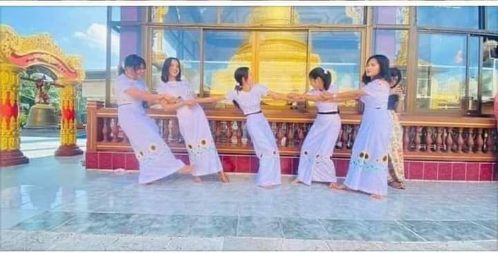 မိန်းမခြင်းတော့တူတယ်😎😎
ဒါပေမယ့်တန်ဖိုးခြင်းကတော့..
ကွာတယ်☝☝☝