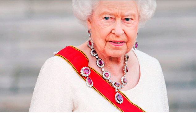 SLas24h's tweet photo. CURIOSIDADES

La Reina Isabel es la jefe de Estado del RU y países de la Commonwealth entre ellos, Australia, Canadá, Jamaica y N. Zelanda.
No posee poderes Ejecutivos y Legislativos, eso le corresponde al Parlamento.

Lidera las fuerzas armadas  cuando el país está en guerra... https://t.co/bIFpJVXb1M