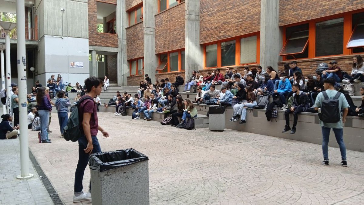 Contrac_Mad's tweet photo. ¡Hoy somos un centenar de personas en la asamblea de Somosaguas discutiendo cómo parar las leyes de Castells y expulsar a la policía de la universidad! https://t.co/09xFf7JsZp