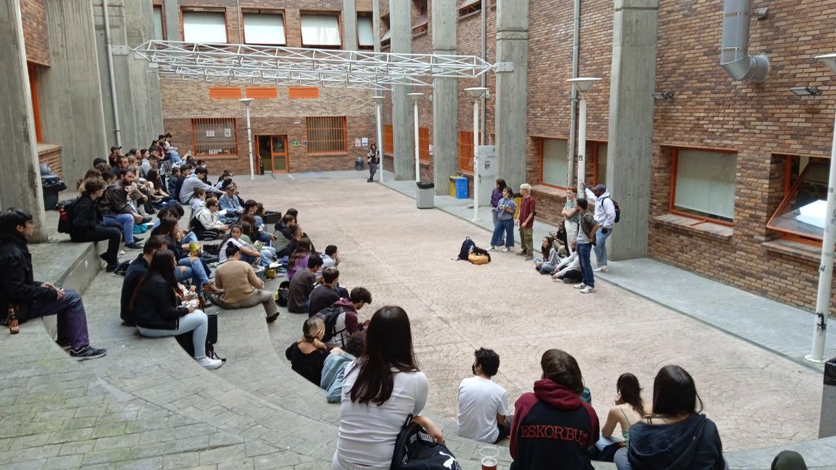 Contrac_Mad's tweet photo. ¡Hoy somos un centenar de personas en la asamblea de Somosaguas discutiendo cómo parar las leyes de Castells y expulsar a la policía de la universidad! https://t.co/09xFf7JsZp