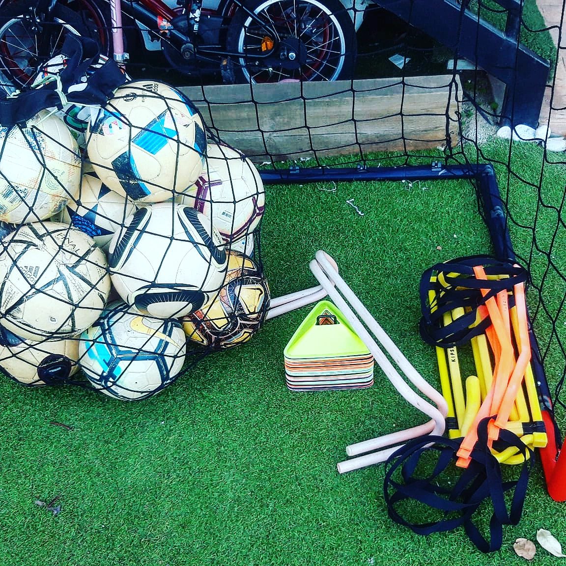 escuelaporteros's tweet photo. Comenzamos!!! El próximo viernes 22 de octubre a las 17:30 empieza nuestro curso de tecnificación para porteros. Ven a vernos a las instalaciones del @CDSantaEugenia1 #futbol #porteros #escueladeporteros #Twitter #soccer #futboltw https://t.co/YT9yvasMQV