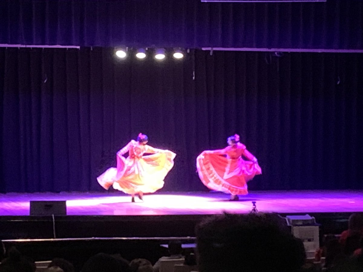 Beautiful, beautiful Hispanic Heritage celebration yesterday at John Handley High School.  Thank you Sam Aguilar Chavez for sharing your story with our students!  <a href="/jhhswps/">John Handley High School</a> @jvanheukelum @ShahrazadKablan