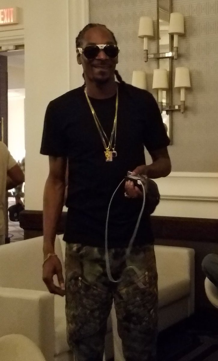 SheilaShowPHL's tweet photo. ๐HAPPY ๐golden ๐BIRTHDAY to #rapper๐ @SnoopDogg on the Big 5๏ธโฃ0๏ธโฃ today! Enjoy your milestone birthday ๐ celebration during your player's ball party. #oldschool #flashbackpics w/ your friend @alleniverson ๐ in #Philly.
๐HBD #SnoopDogg!๐
#SNOOP https://t.co/44wL0vtA6I