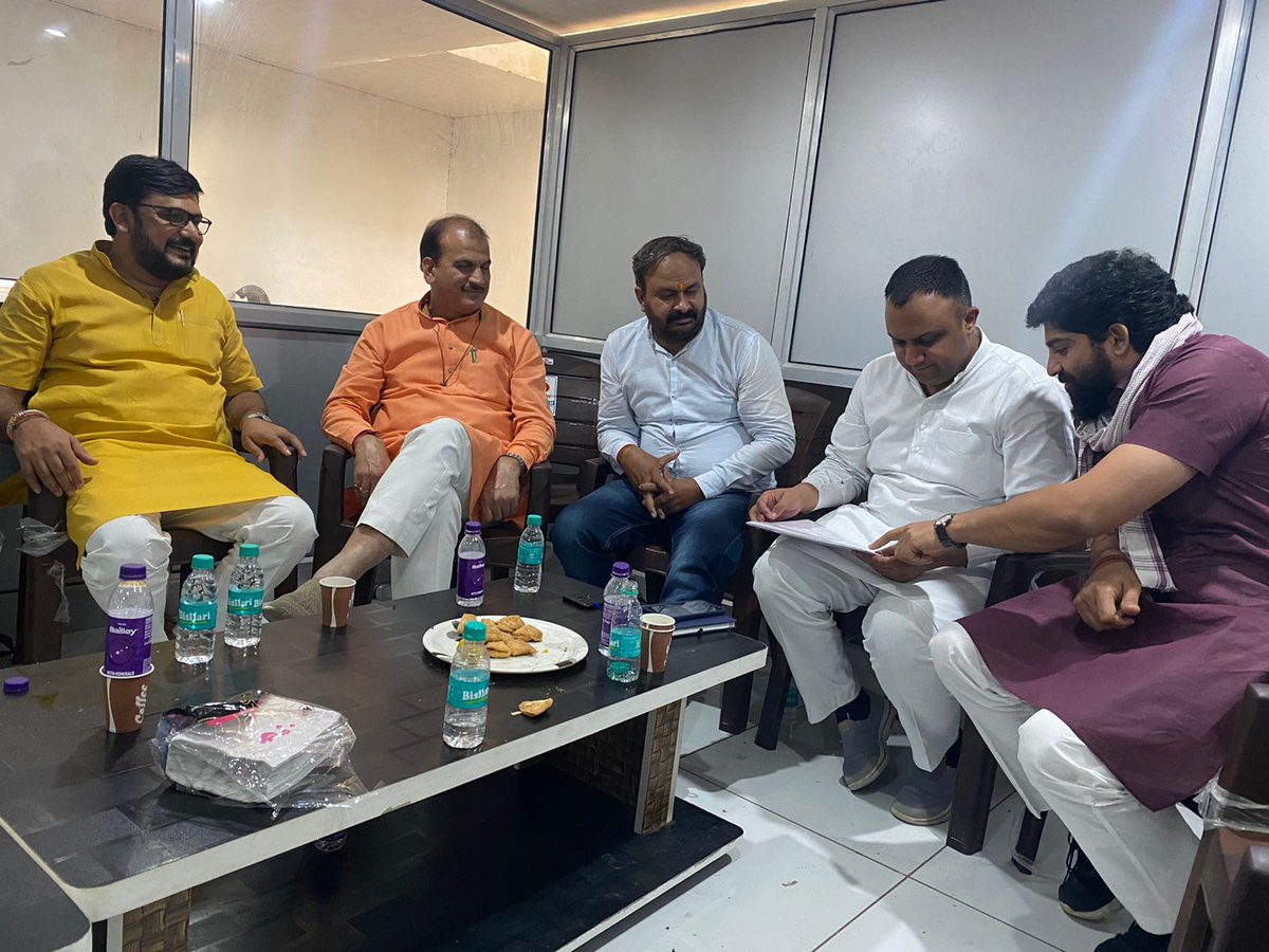 SukhvinderIN's tweet photo. ऐलनाबाद चुनाव प्रचार के दौरान श्री संदीप जोशी जी, श्री भूपिंदर चौहान जी, श्री नागेन्द्र शर्मा जी एंव साथियों के साथ कल के जन संपर्क कार्यक्रमों पर चर्चा करते हुए। 

#BJPKM4Haryana 
#SukhvinderSheoran https://t.co/salQC0UsVL