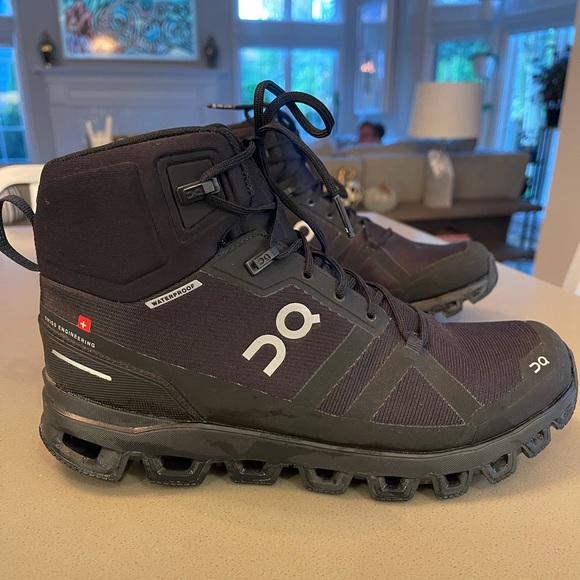 Dougs_Life_'s tweet photo. So good I had to share! Check out all the items I'm loving on @Poshmarkapp #poshmark #fashion #style #shopmycloset #oncloud #hokaoneone: https://t.co/oQSiYSMo4d https://t.co/6bD9HeQ1Ie