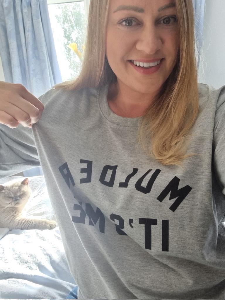 socialhotcake's tweet photo. This was a good top to wear today. The plumber installing my new boiler is massive Gillian Anderson fan and we ended up having a 20 min chat about the King of Everything. Hoping this will be reflected in my bill at the end 🤞😆
#MulderItsMe
(Oscie is doing his alien impression) https://t.co/LXg8oxQeRR