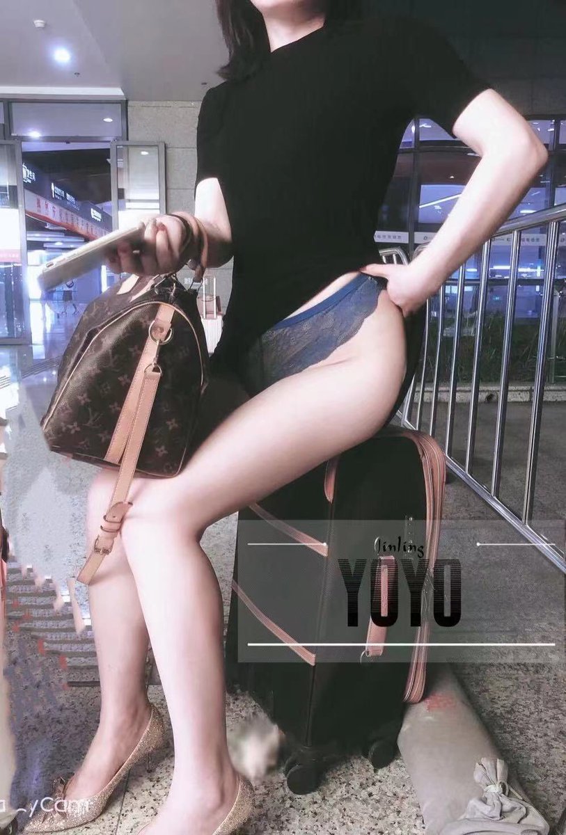 千里送妻，提前到站等待单男来接，骚妻坐在行李箱子上主动露着屁股让我拍 。随便拍了几张后续和单男很多精彩画面拍了发不了希望大家理解，感觉老婆到了外地就放开各种骚 各种配合单男让他爽，刺激是一种享受😄 https://t.co/X2W4ZTKocv