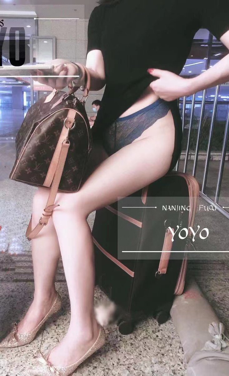 千里送妻，提前到站等待单男来接，骚妻坐在行李箱子上主动露着屁股让我拍 。随便拍了几张后续和单男很多精彩画面拍了发不了希望大家理解，感觉老婆到了外地就放开各种骚 各种配合单男让他爽，刺激是一种享受😄 https://t.co/X2W4ZTKocv