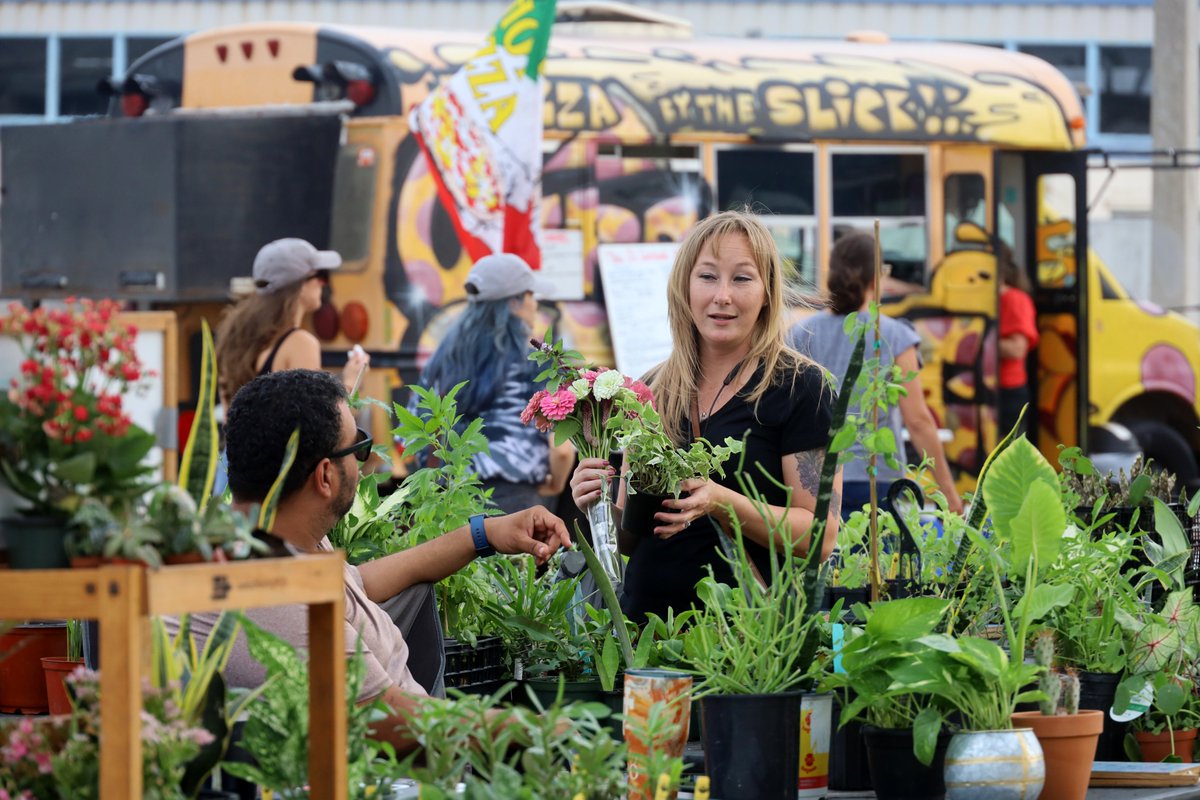 #FarmersMarket starts at 5! Head on over to <a href="/ArtCenterCC/">Art Center of CC Tx</a> (100 N Shoreline Blvd) to get local plants, local food and local fun at market! All your regular vendors &amp; 2 foodtrucks today. Updates in today's newsletter: mailchi.mp/growlocalstx/o… #shopsmall #shoplocal