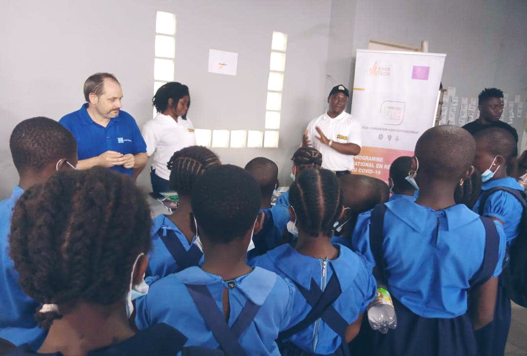 ActivSpaces's tweet photo. Nous avons installé plusieurs stands.
Ici l’équipe @DefyhatenowWCA de @NgalaDesmond qui propose un jeu domino qui permet à la fois d’apprendre à lutter contre la désinformation, les discours de haine et autres 👌🏽 #ApprendreParLeJeu https://t.co/jpMrPGkJXG