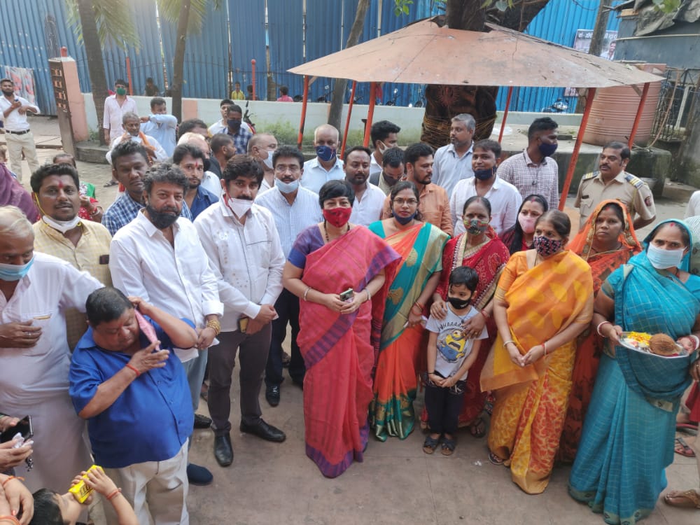 LavekarBharati's tweet photo. Inaugurated Renovation & Beautification Work Done of #Ambe_maata_mandir & Took Blessings of #Devi_maa, in Versova_Vidhansabha. Also Present were Corporator Yogiraj Dabhadkar. https://t.co/nbZC7tx5EH