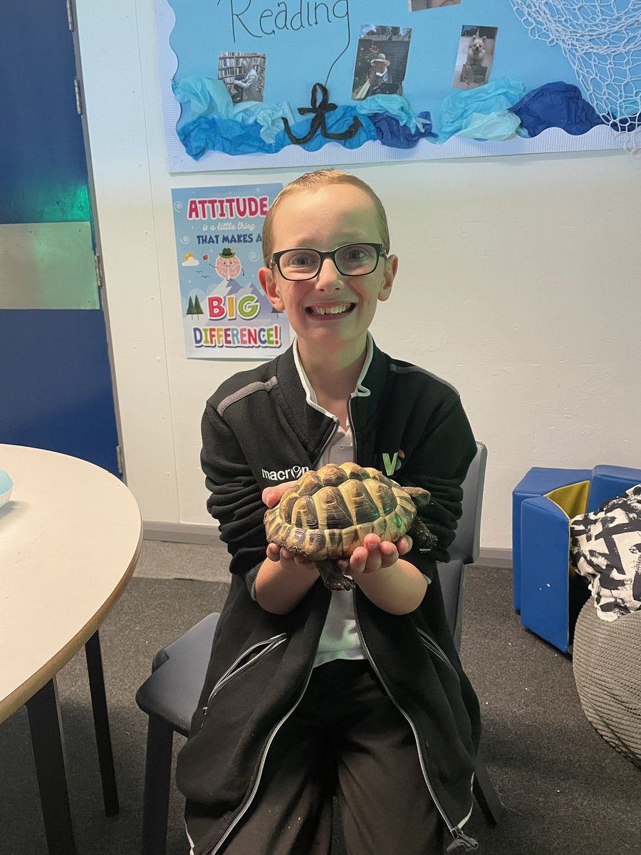LWS_MissRozario's tweet photo. Students are enjoying having Eileen back in school after her summer holiday @LWS_Science https://t.co/qJWh2gT3eq