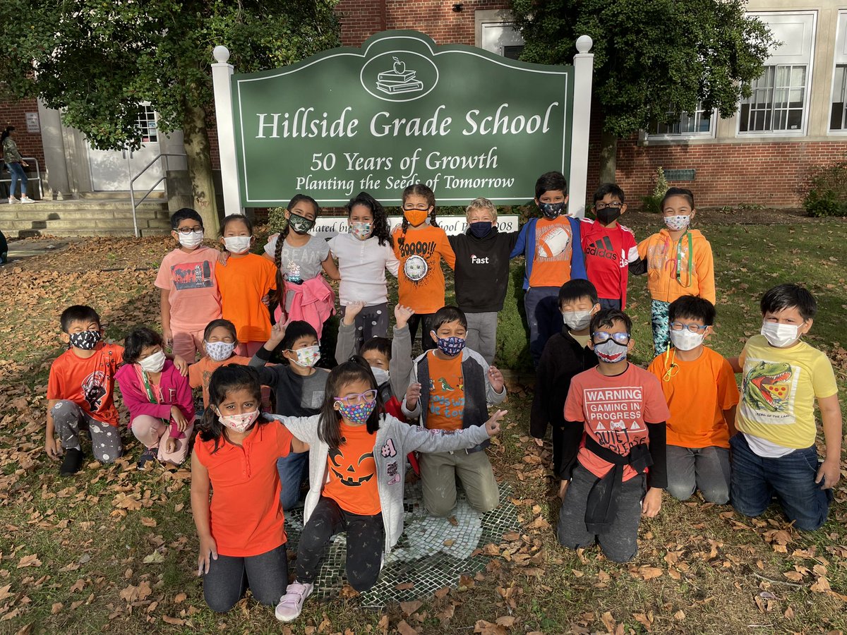 MrsAustinHGS's tweet photo. CHALK THE WALK FOR UNITY DAY 🧡🧡🧡 #HuskyPride #SecondGradersRock https://t.co/12xYbXau9a