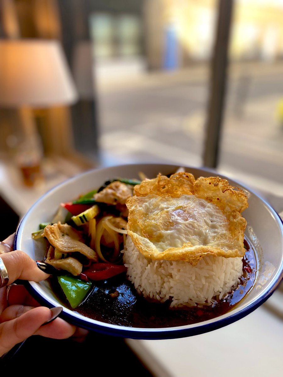 thekingsarmsse1's tweet photo. A #humpdaytreat 🤩 The chefs at Kanchana’s Kitchen are experts in authentic and innovative Thai delights. Look at this lovingly made chicken stir-fry with crispy fried egg! Spoons and forks at the ready! 😋 #kingsarmsse1 #delicious #foodie #londonpubs #realale #thai #beerguide https://t.co/hWaCMlIHkZ