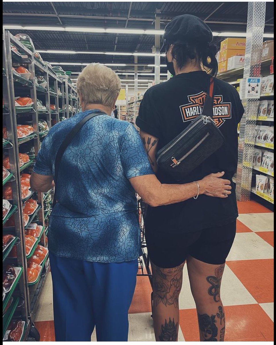 zaccardo's tweet photo. @BuzzFeedCanada No judgment here❤️❤️(mom with my daughter) https://t.co/oQobqw4Uu1