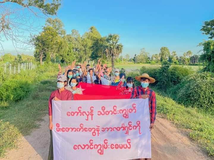 kayaprilnyein1's tweet photo. Taze's youths from the main strike of Taze Township continued to protest against the Military dictatorship with full force on Thadingyut full moon day, despite having the Junta's violently crackdowns.

#CandleStrike #Oct20Coup
#WhatsHappeningInMyanmar https://t.co/5d1WeozRsz