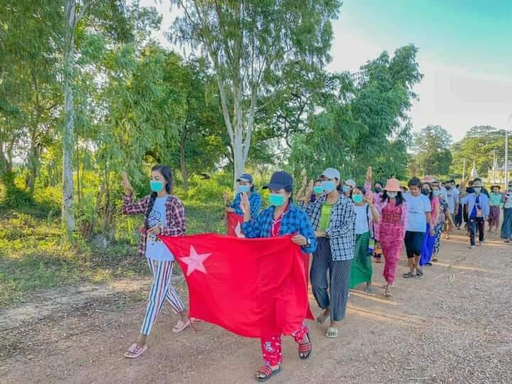 kayaprilnyein1's tweet photo. Taze's youths from the main strike of Taze Township continued to protest against the Military dictatorship with full force on Thadingyut full moon day, despite having the Junta's violently crackdowns.

#CandleStrike #Oct20Coup
#WhatsHappeningInMyanmar https://t.co/5d1WeozRsz