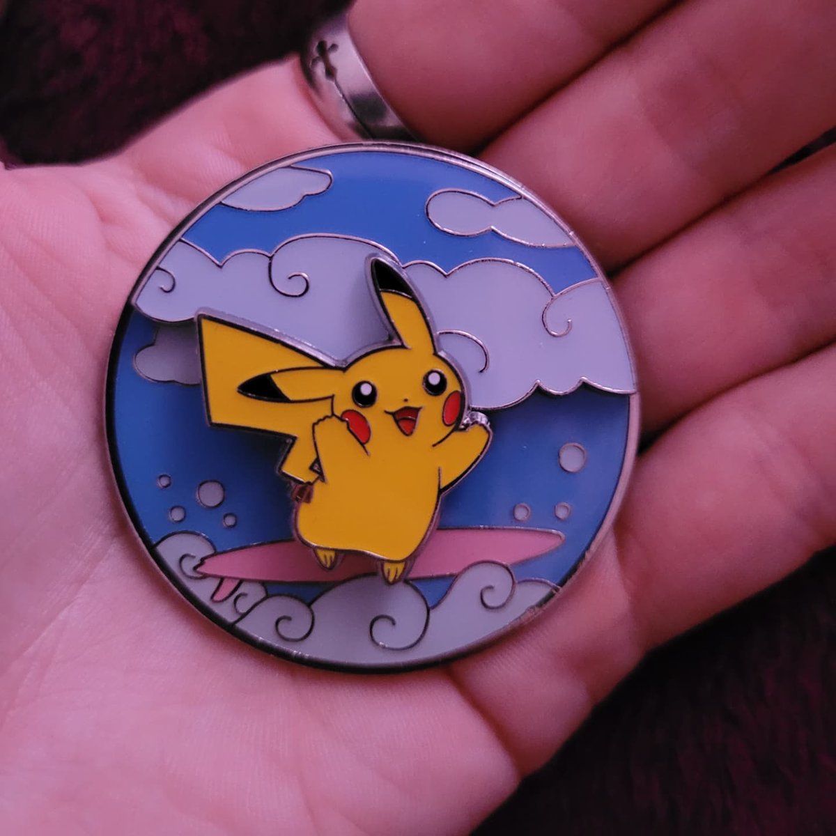 metal_rockeuse's tweet photo. Pin's deluxe de Pikachu Volant / Pikachu Surfeur
25 ans de Pokémon 🥰 l'année de mes 25 ans en plus 🥳
25 years of Pokémon 🥰 the year I was 25 years older 🥳
#Pokemon #25yearsOfPokemon #PokemonCelebrations https://t.co/L9V2j28aVW